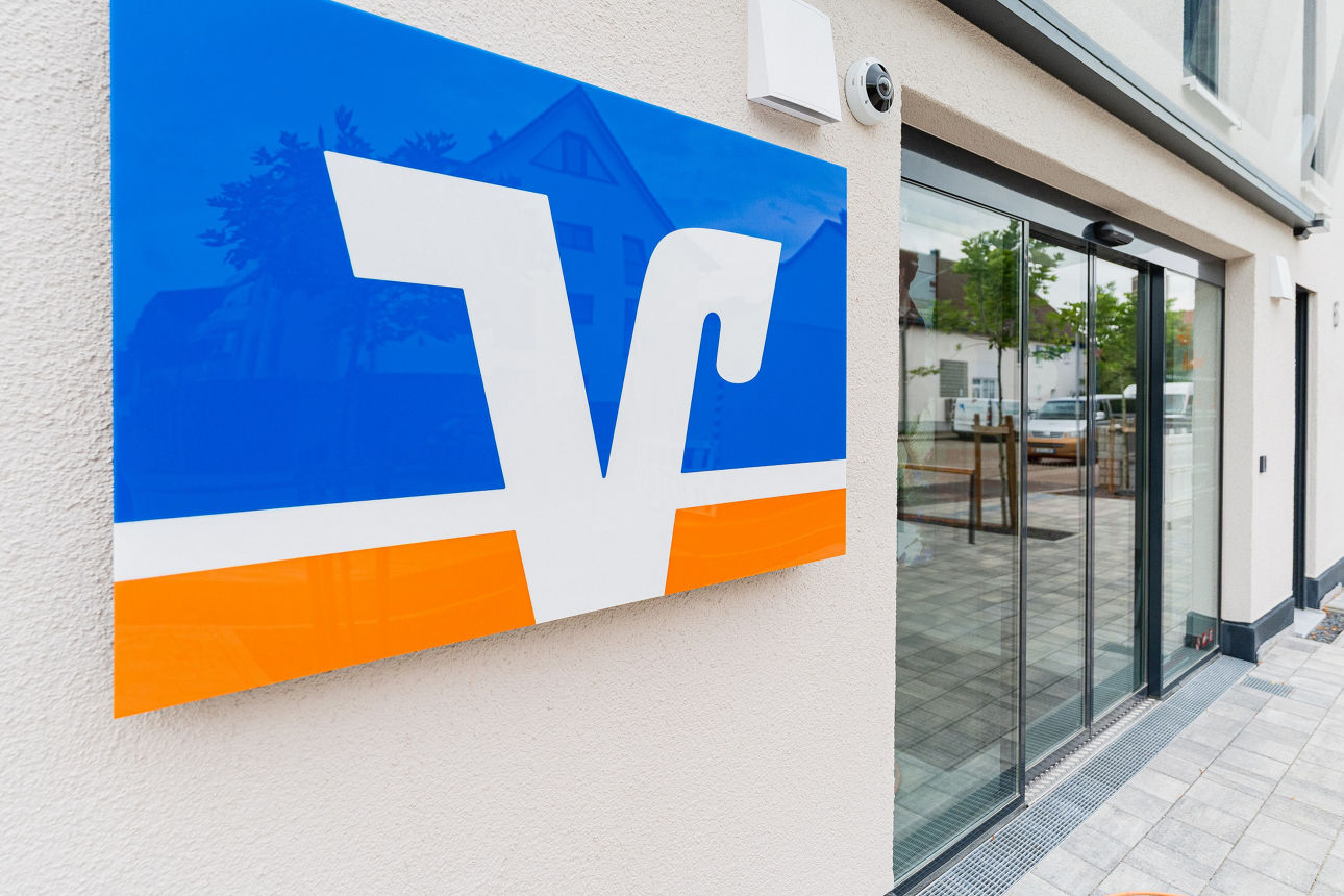 Außenansicht Filiale Burlafingen mit Markenzeichen