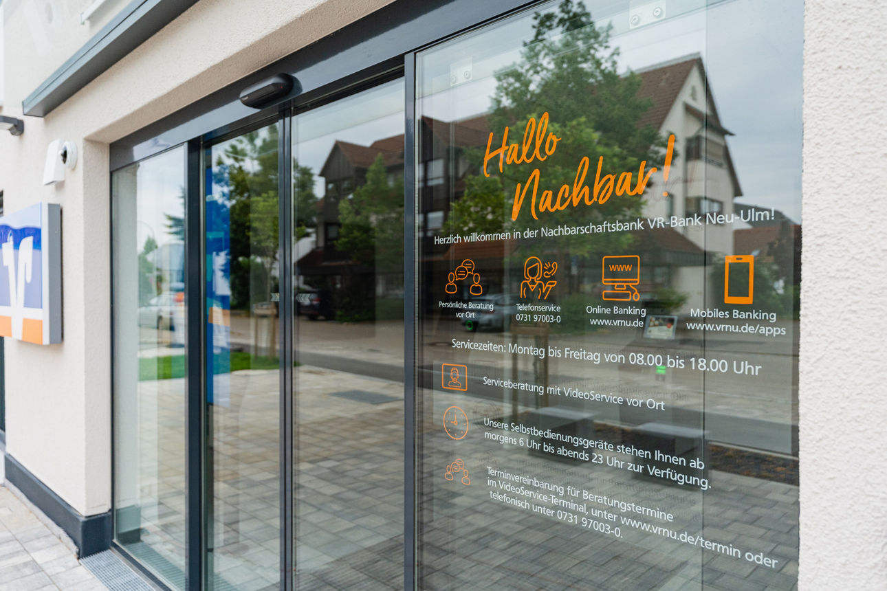 Sicht auf den Eingang der Filiale in Burlafingen von außen