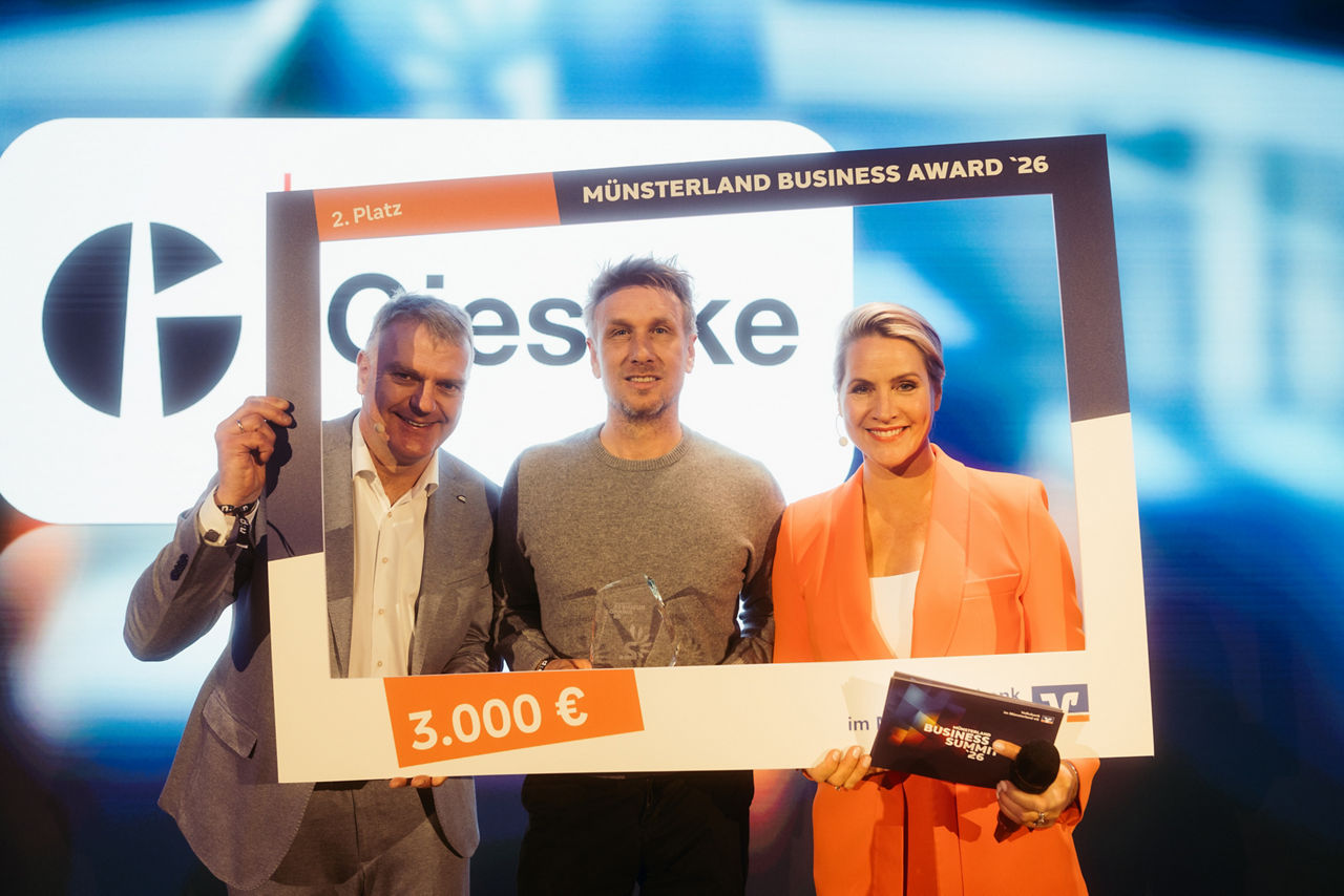 V. l. n. r.: Jürgen Feistmann (Vorstandsmitglied), Mark Gieseke (Geschäftsleitung Gieseke GmbH), Judith Rakers (Moderation)