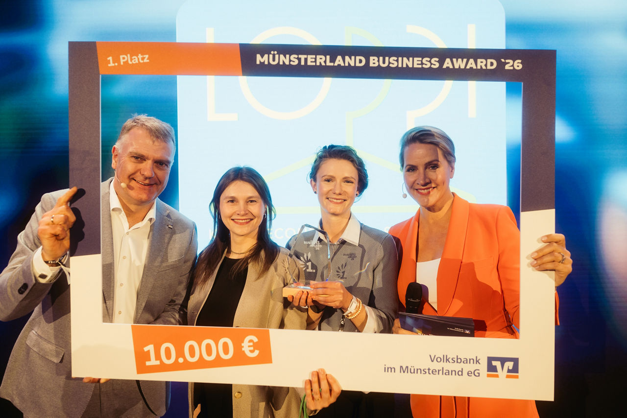 V. l. n. r.: Jürgen Feistmann (Vorstandsmitglied), Dr. Elena Weber und Ricarda Weber (Gründerinnen Loppi UG), J