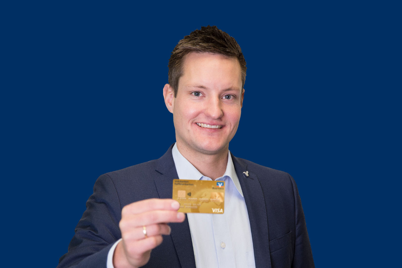 Berater hält Business Card Gold in die Kamera