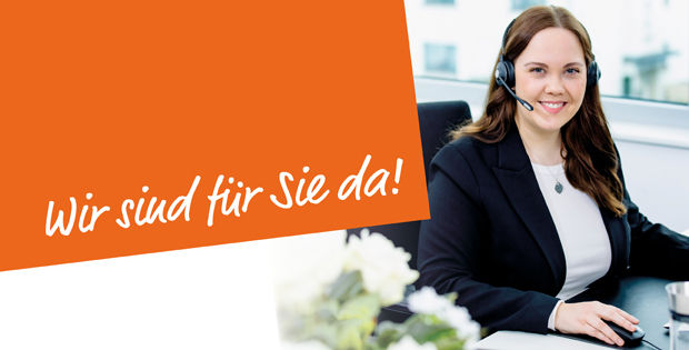 Frau, die ein Headset trägt und in die Kamera lächelt.