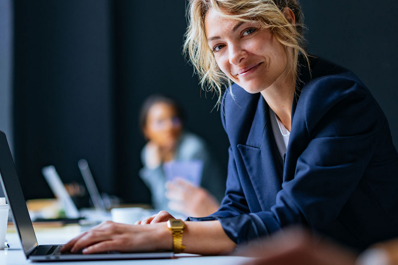 Frau am Laptop in einer Businesslounge