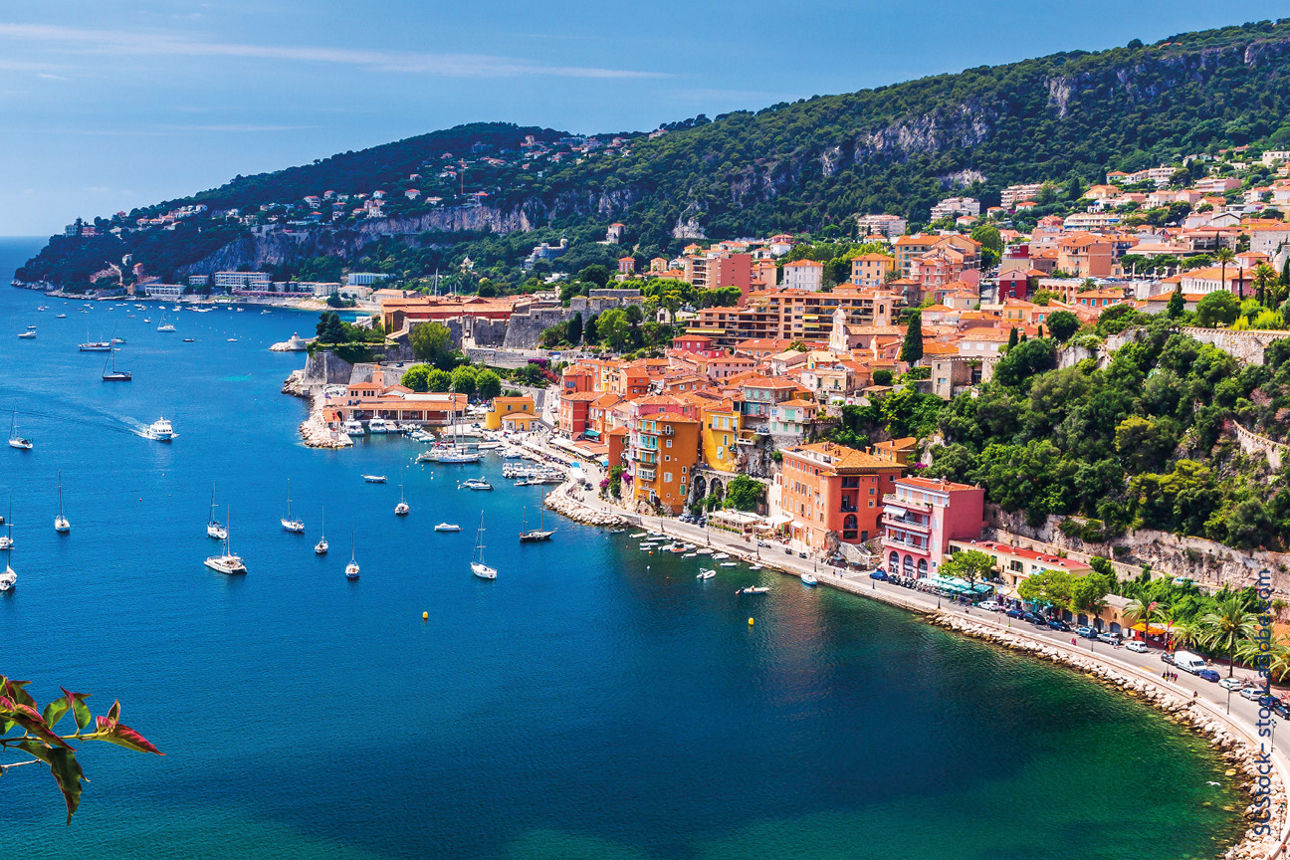 Blick auf auf eine wunderschöne Bucht an der Cote d'azur mit Booten auf dem Meer