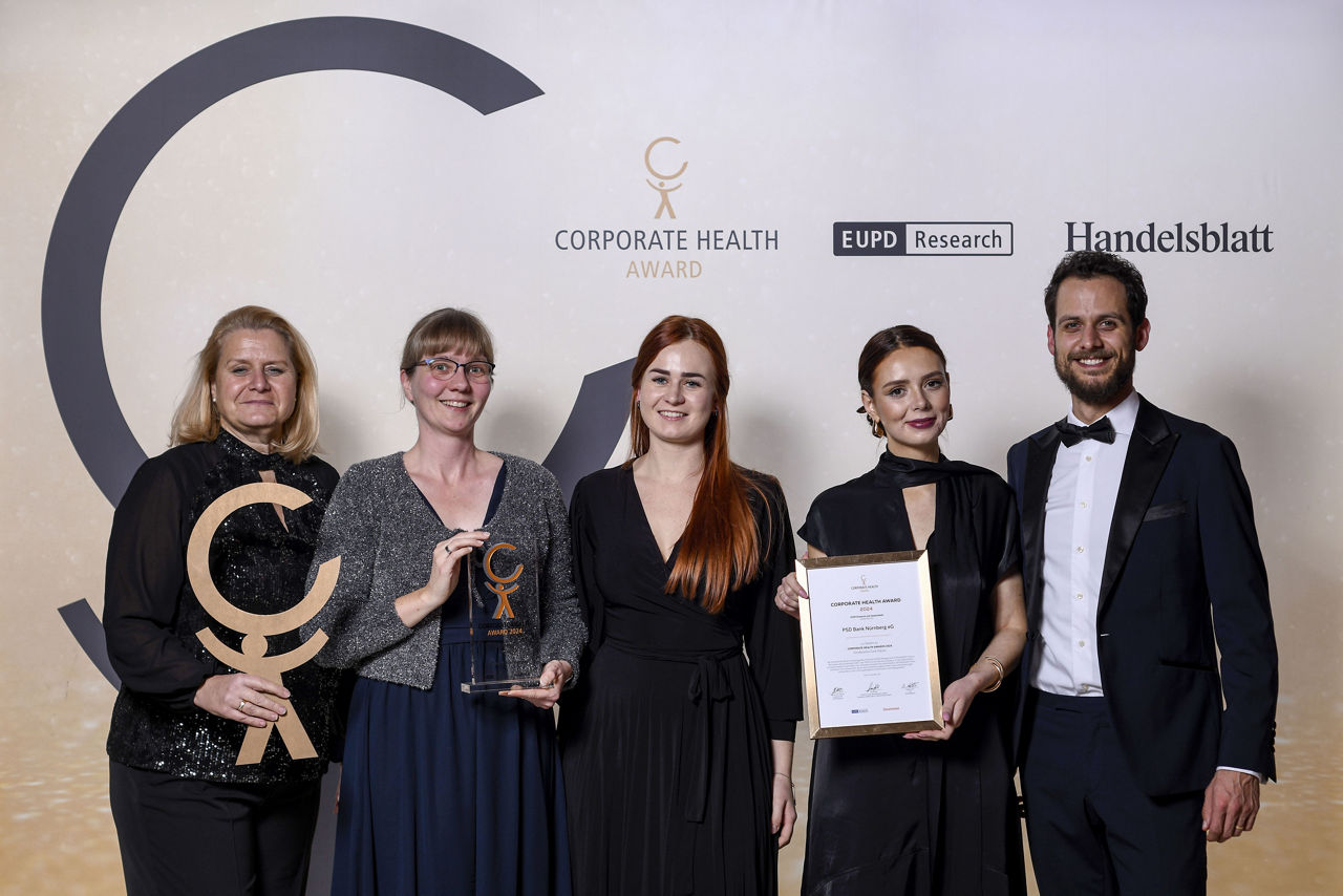Mitarbeitende der PSD Bank Nürnberg nehmen den Corporate Health Award 2024 entgegen