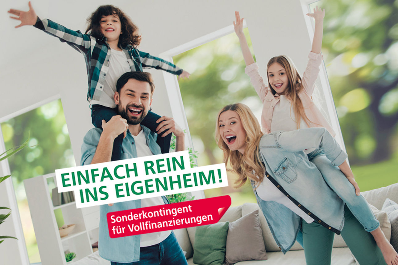 Frau und Mann mit Kindern auf den Schultern, Kinder reißen die Hände in die Höhe