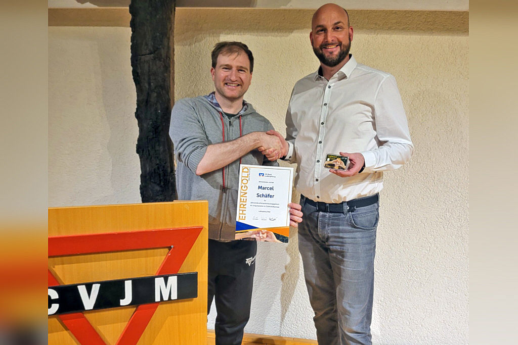 Vorstandsmitglied Steffen Reuschle mit Marcel Schäfer bei der Übergabe der Ehrengoldurkunde