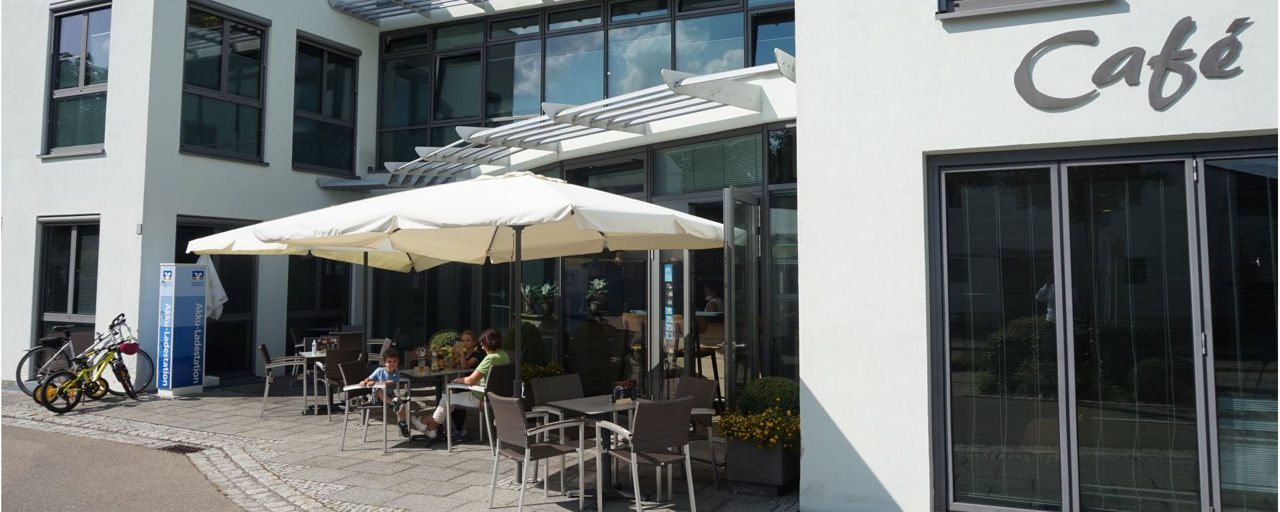 vor einem Coffeeshop
