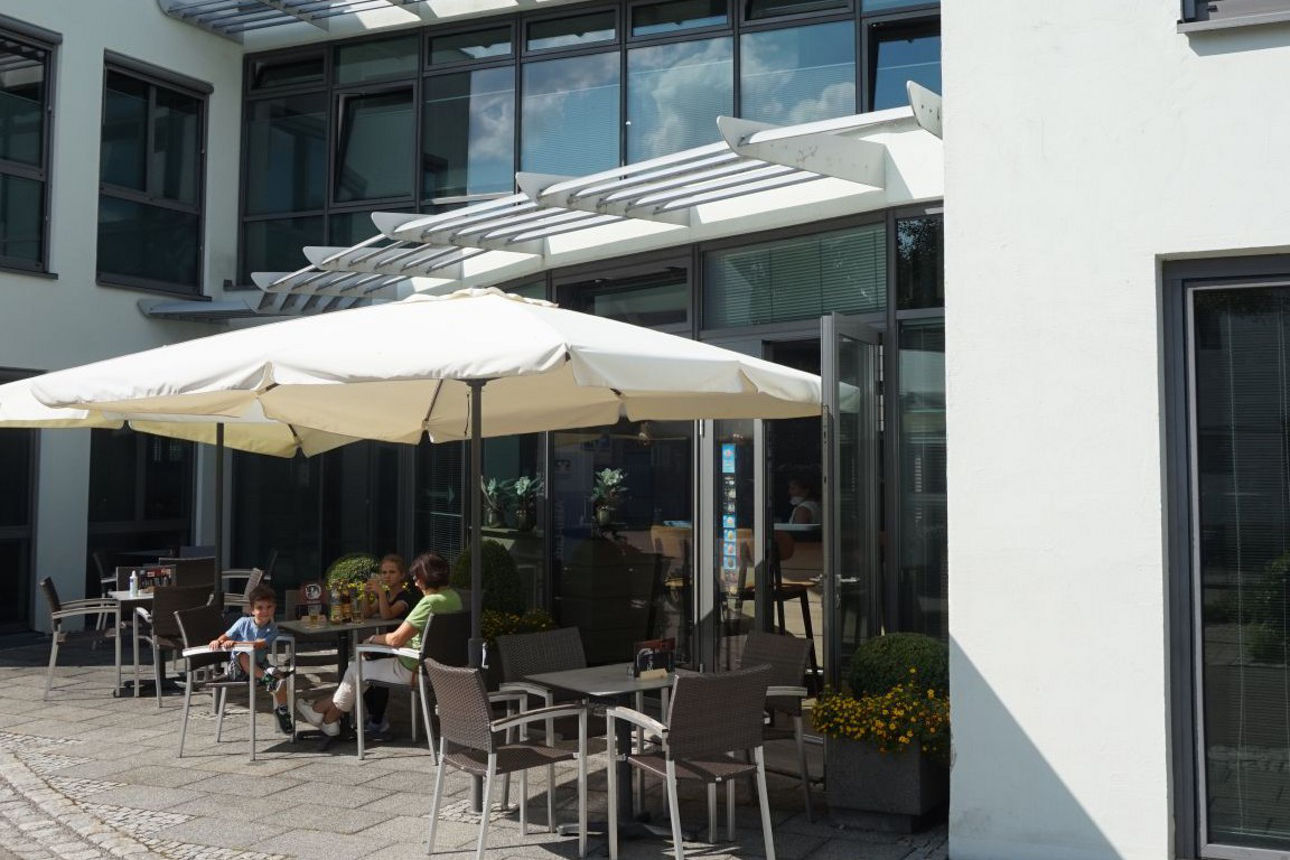 vor einem Coffeeshop