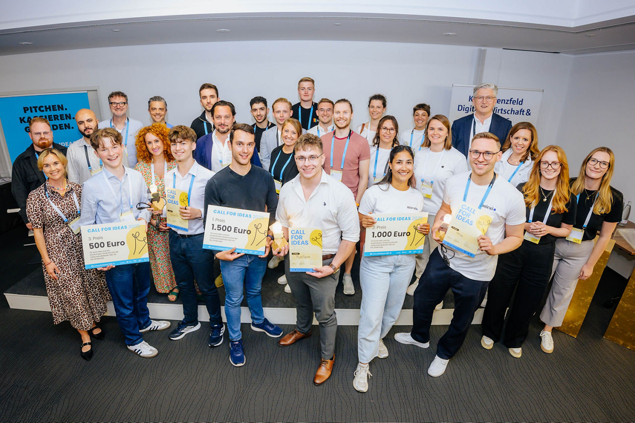 Die Finalistinnen und Finalisten des 11. „Call for Ideas“ mit der Jury und den Partnern der garage33 sowie der VerbundVolksba