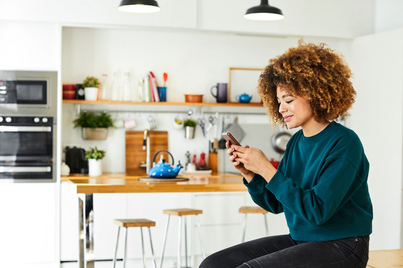 Junge Frau am Telefon