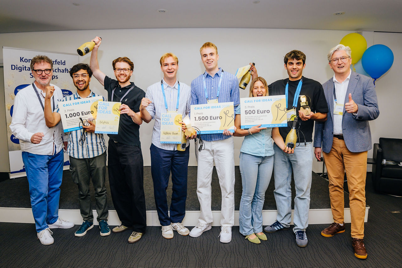 Die Preisträger des „Call for Ideas“ 2026 mit dem Vorstandsvorsitzenden der VerbundVolksbank OWL eG und dem wissenschaftlichen Leiter der garage33.  