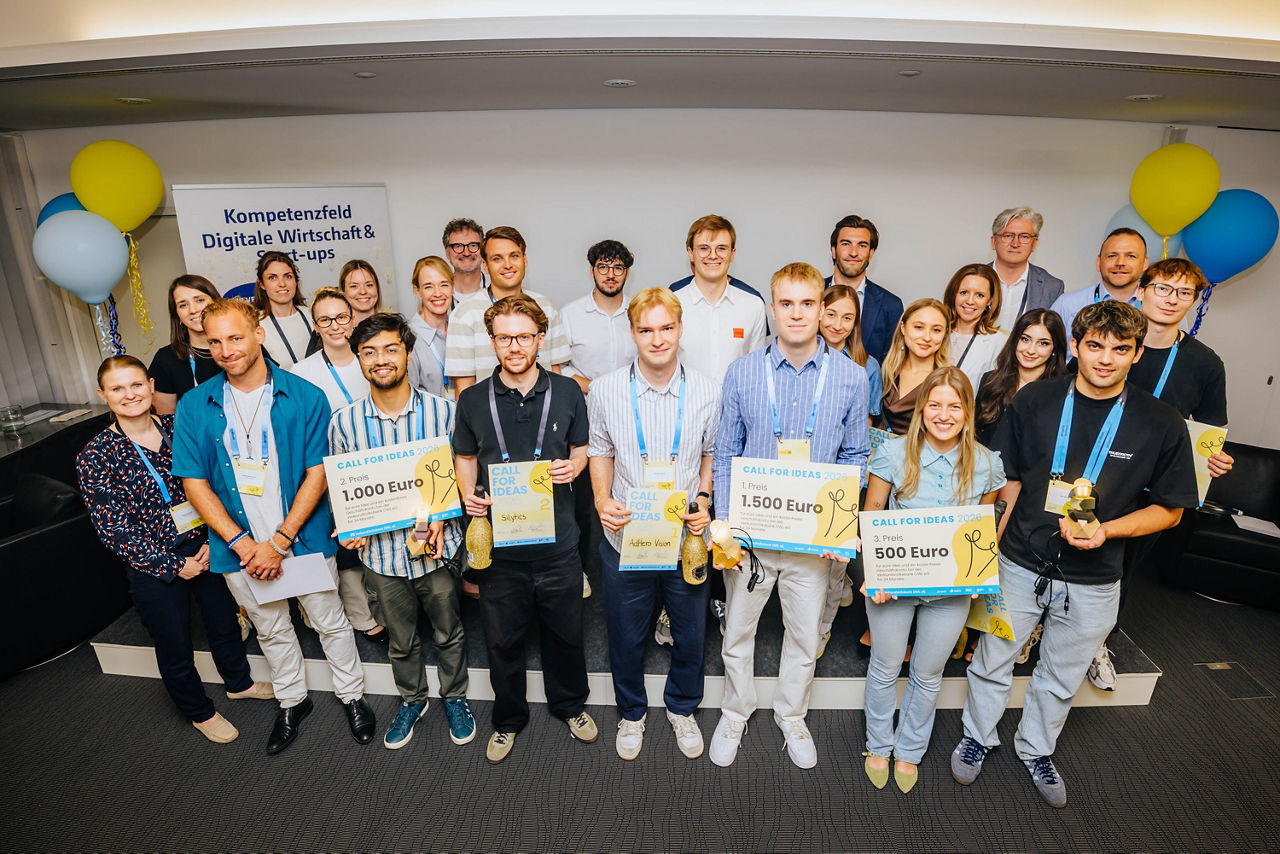 Die Finalistinnen und Finalisten des 12. „Call for Ideas“ mit der Jury und den Partnern der garage33 sowie der VerbundVolksbank OWL eG.
