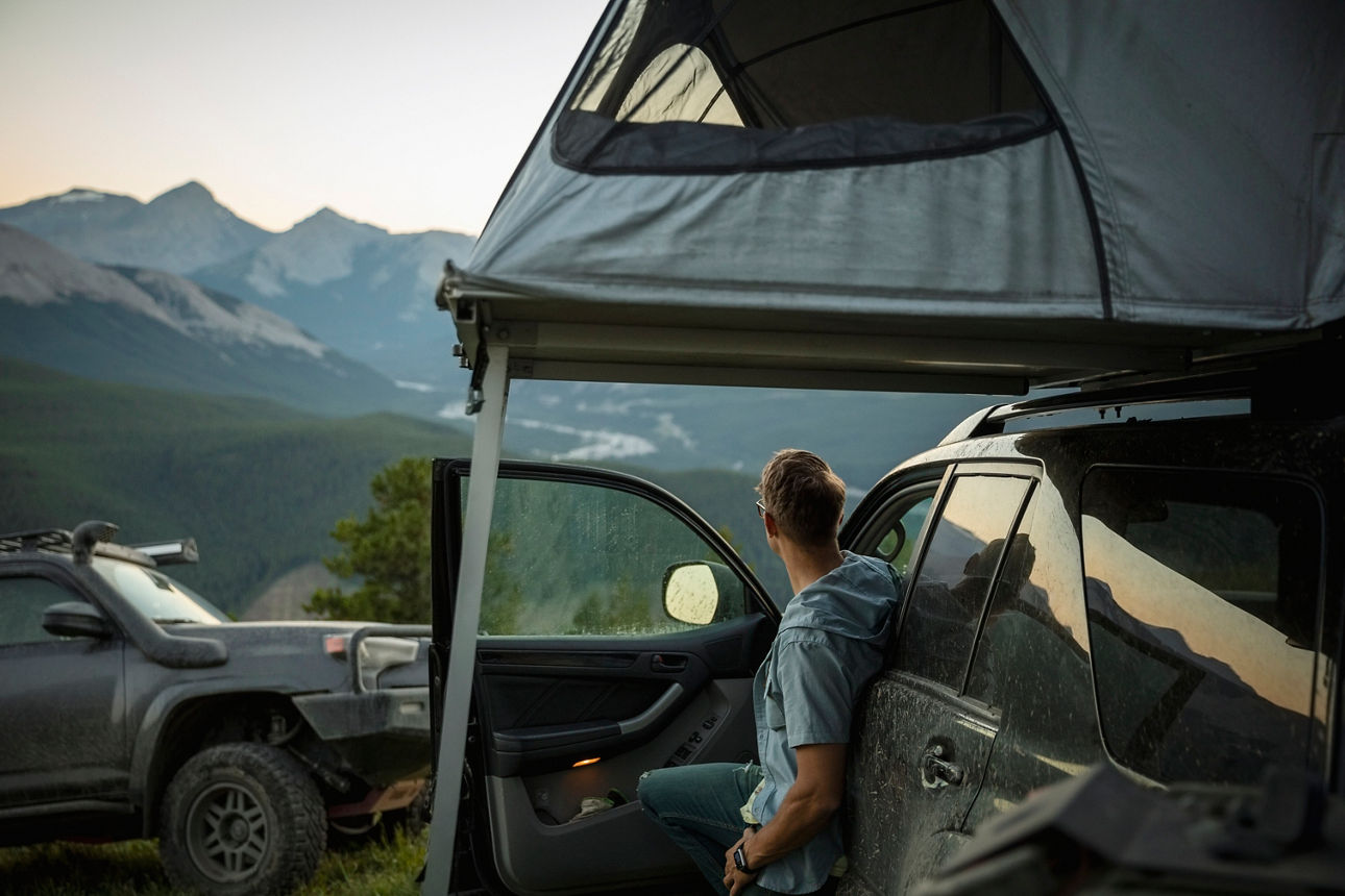 Familie campt in den Bergen