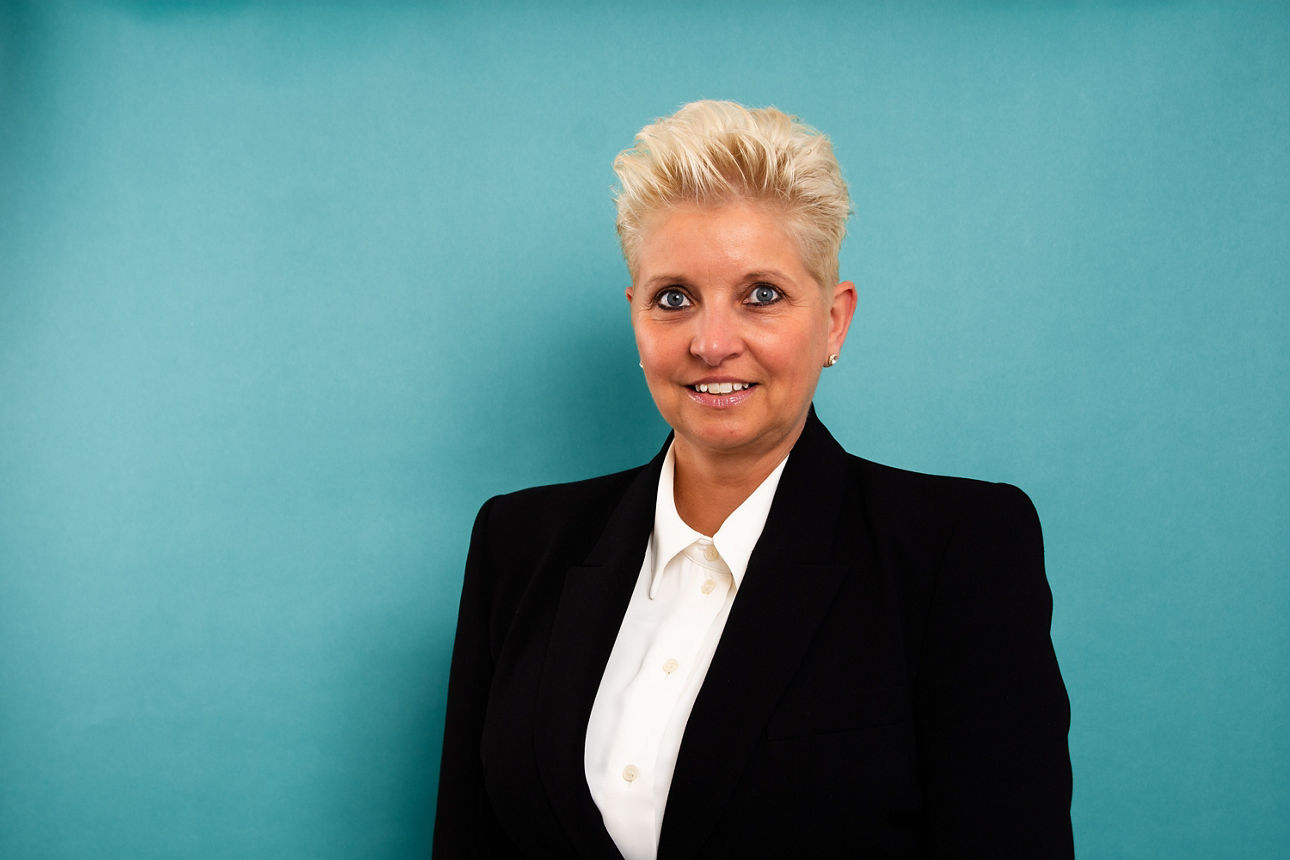 Porträt von Carina Imhof - Teamleitung Unternehmenskommunikation bei der VR RegionalBank