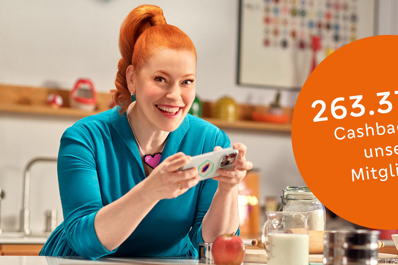 Eine Frau lehnt sich über einen Tisch und spielt am Handy