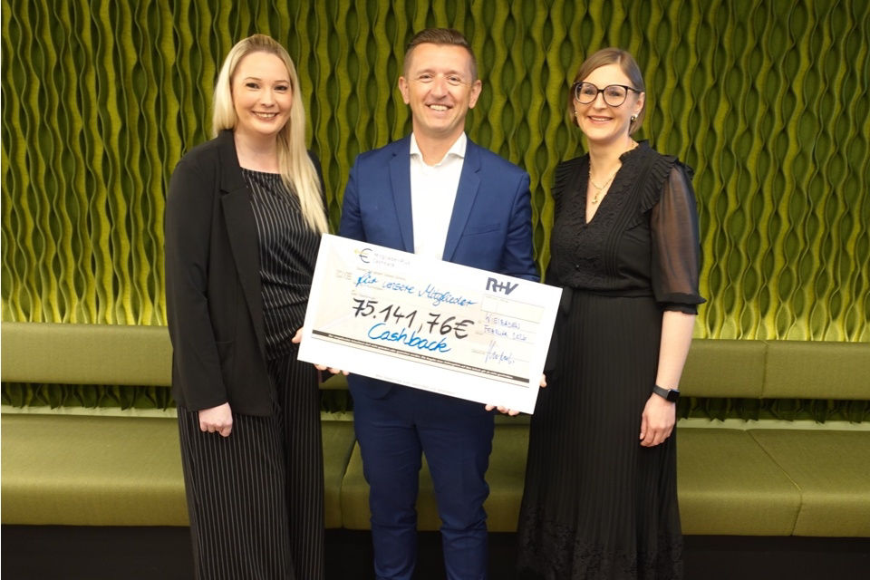 Symbolische Scheckübergabe zum Cashback Day 2026