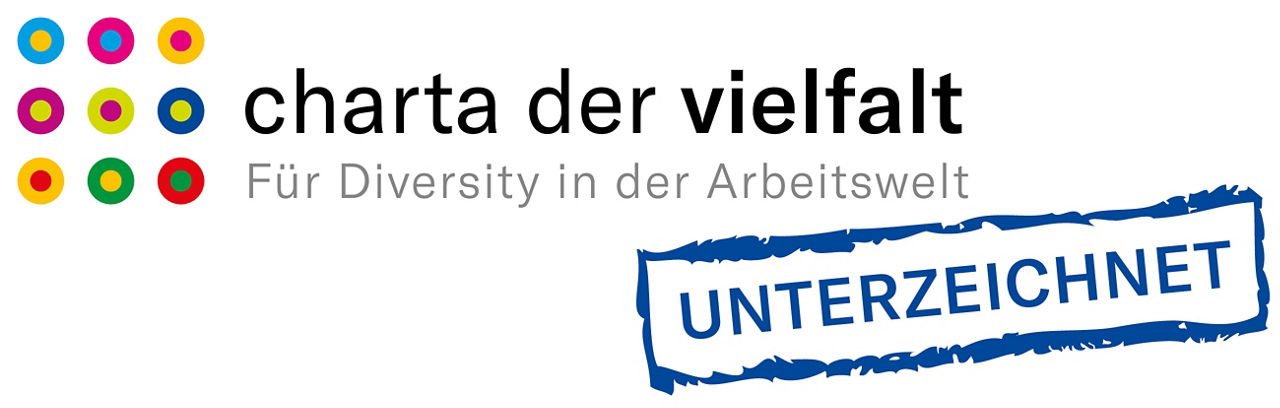 Das Logo "der charta der vielfalt" mit einem Stempel auf dem "Unterzeichnet" steht