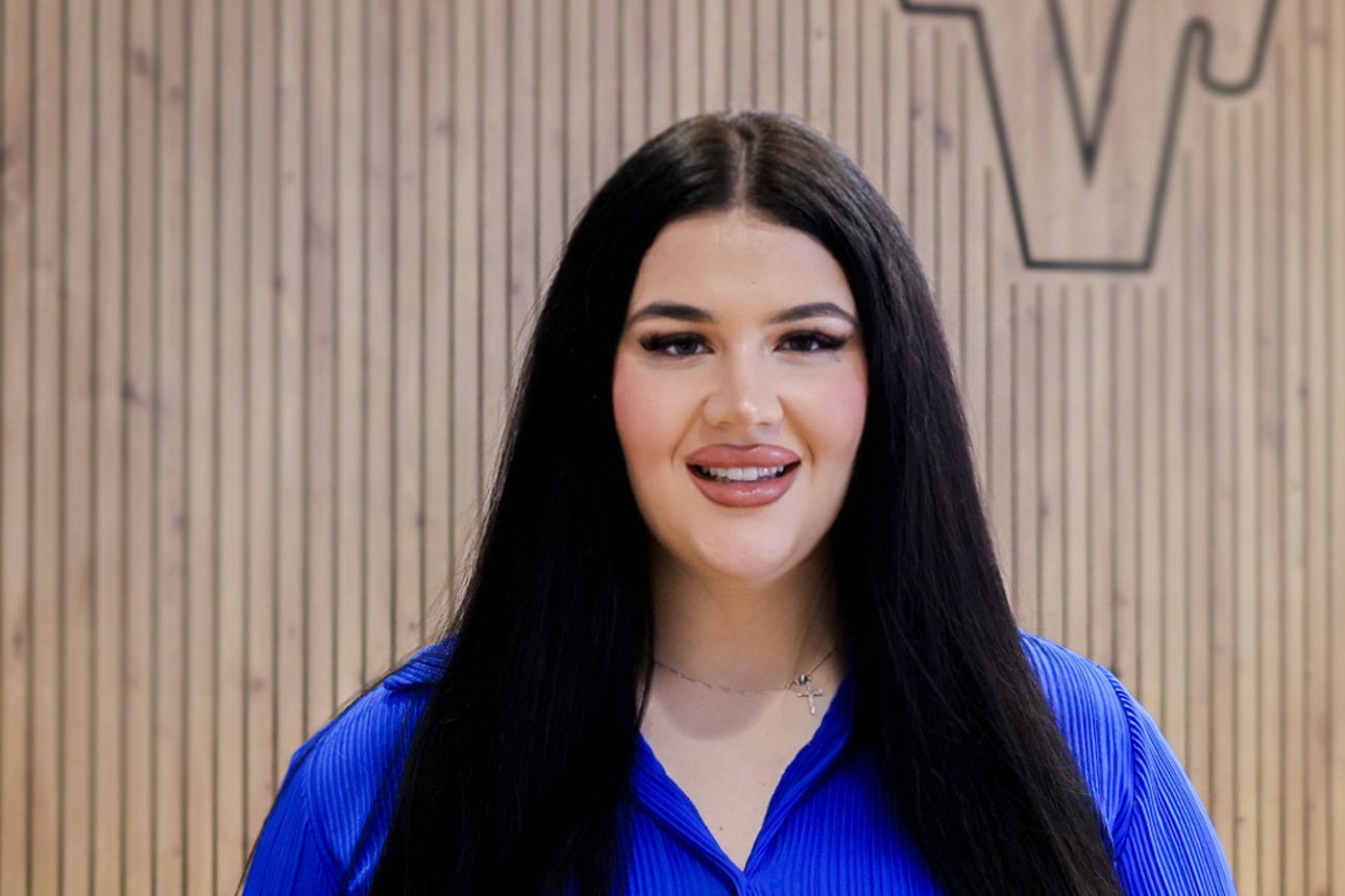 Celine Mayer lächelt