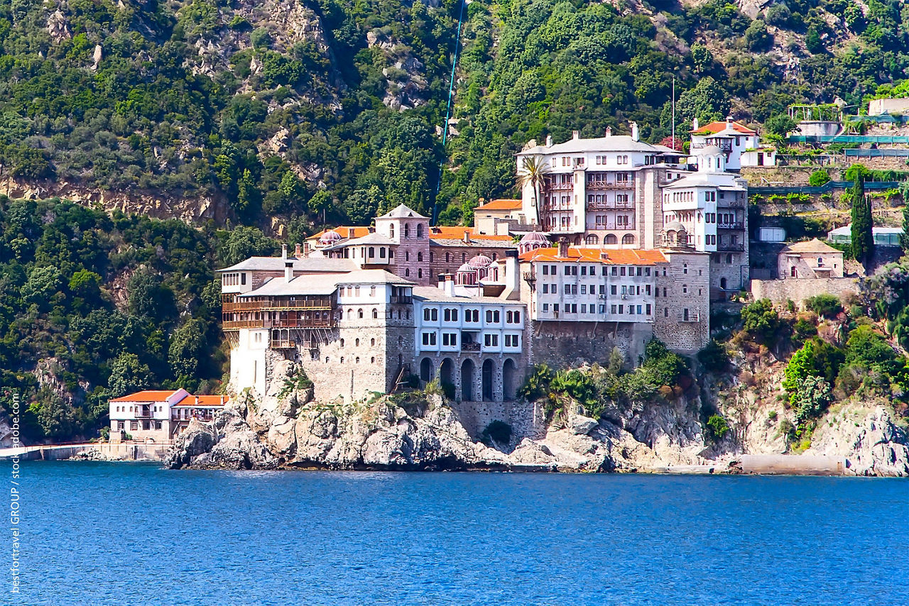 Eine Landschaft mit Häusern direkt am Meer zwischen den Bergen in Chalkidiki. 