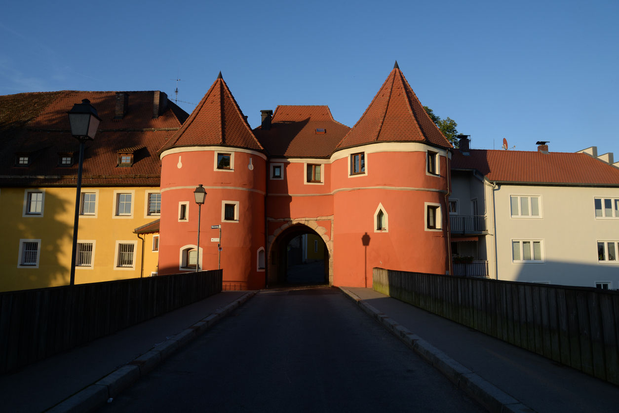 Biertor in Cham im Sonnenaufgang Bildquelle: istock.com/vora