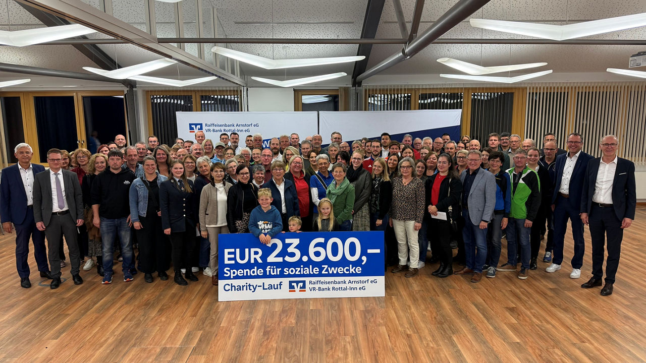 Strahlende Gesichter bei der Spendenübergabe an die Bertreter der Vereine und Institutionen