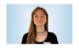 Praktikantin Charlotte Fischer vor hellblauem Hintergrund
