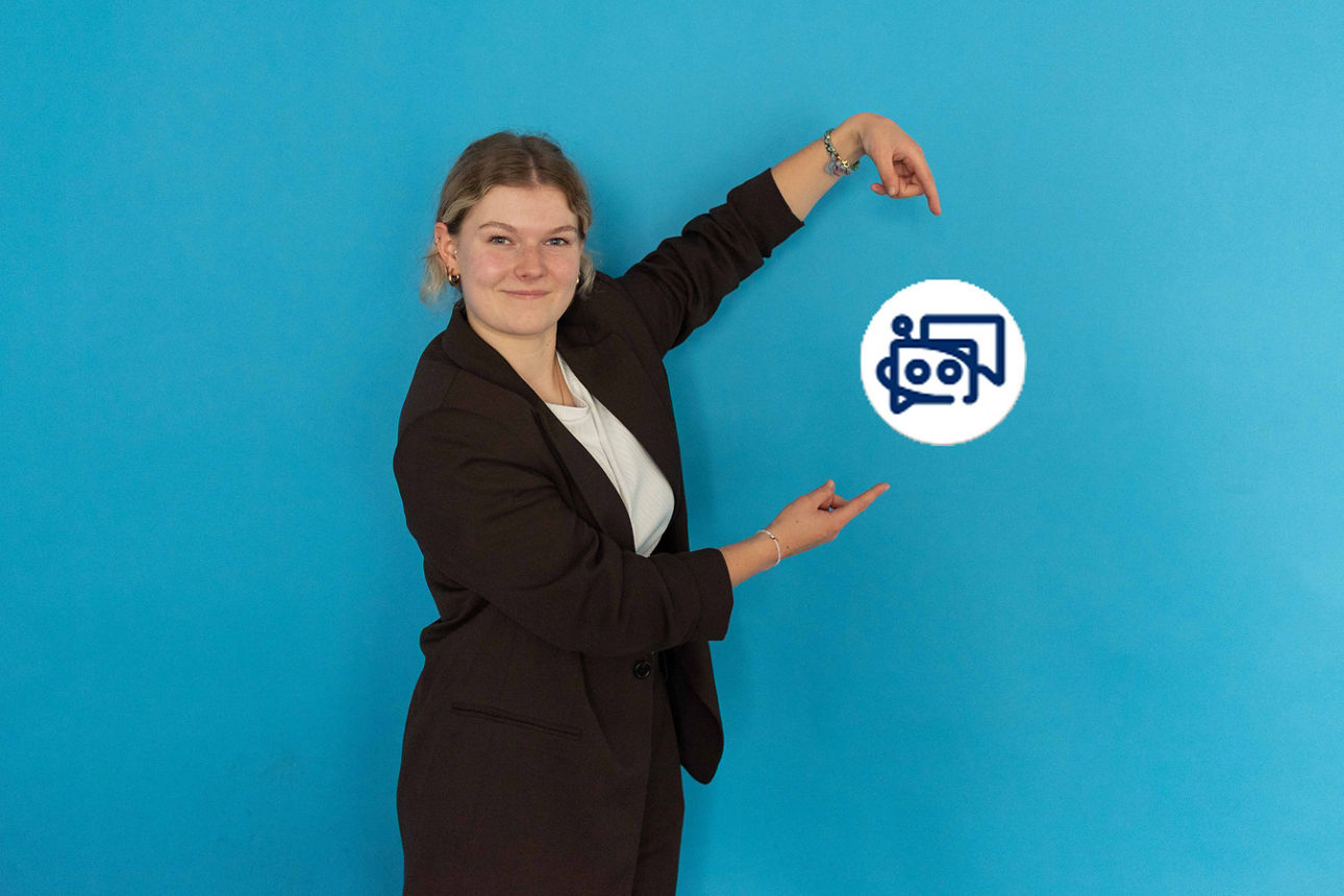 Eine Junge Frau zeigt auf ein Bild