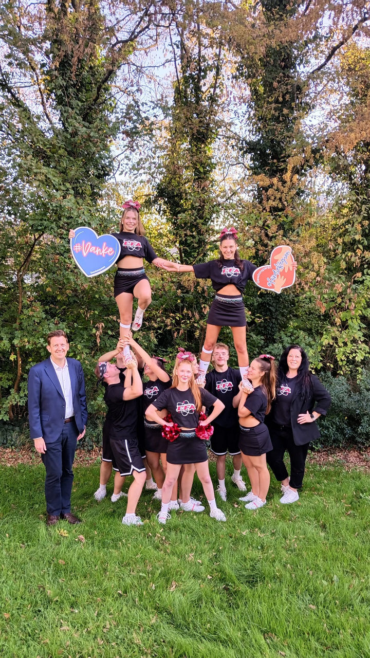 André Deimel mit dem Cheerleader-Team
