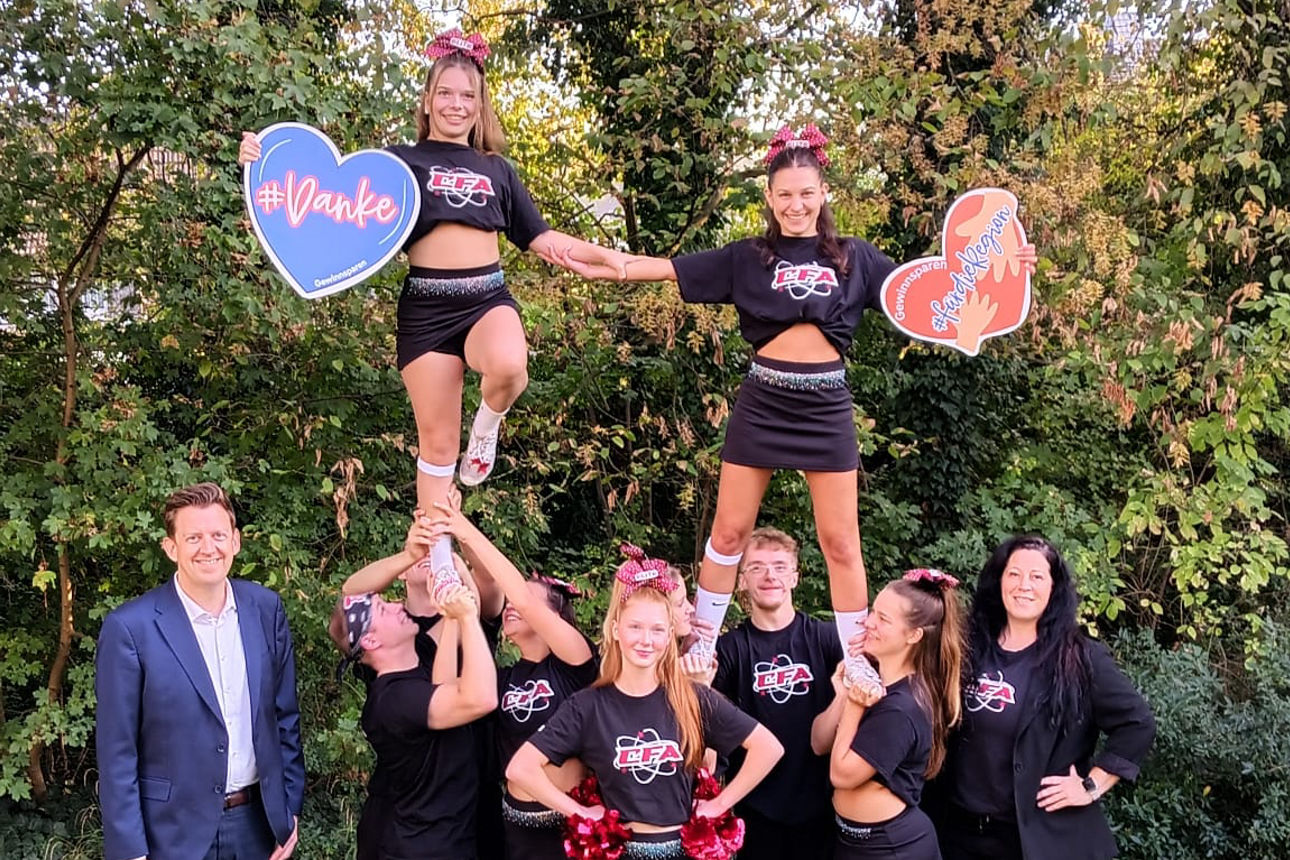 André Deimel mit dem Cheerleader-Team