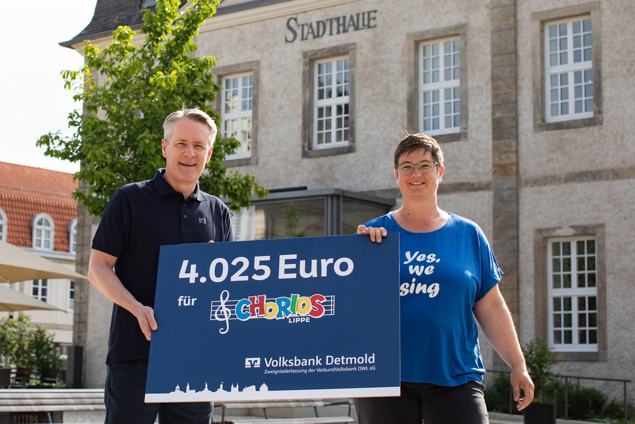 Frank Sievert und Susanne Albert präsentieren den symbolischen Scheck mit dem Spendenbetrag von 4.025 Euro