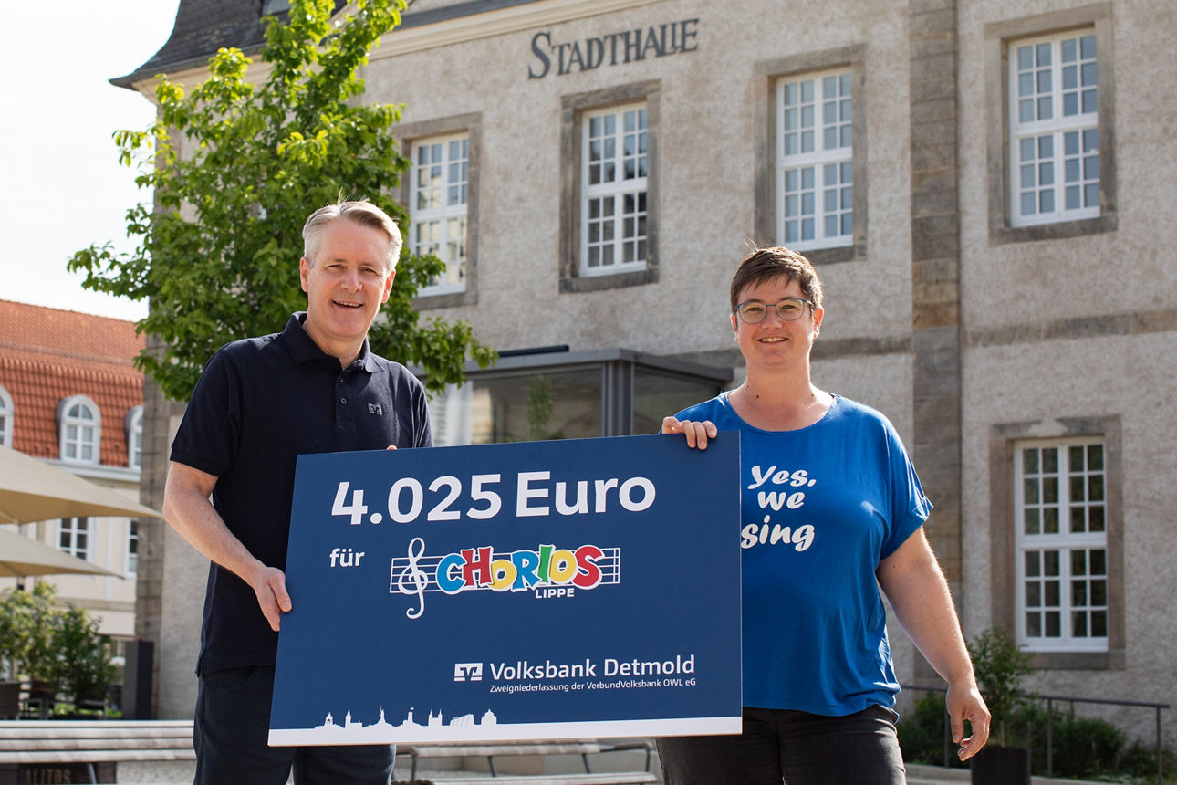 Frank Sievert und Susanne Albert präsentieren den symbolischen Scheck mit dem Spendenbetrag von 4.025 Euro