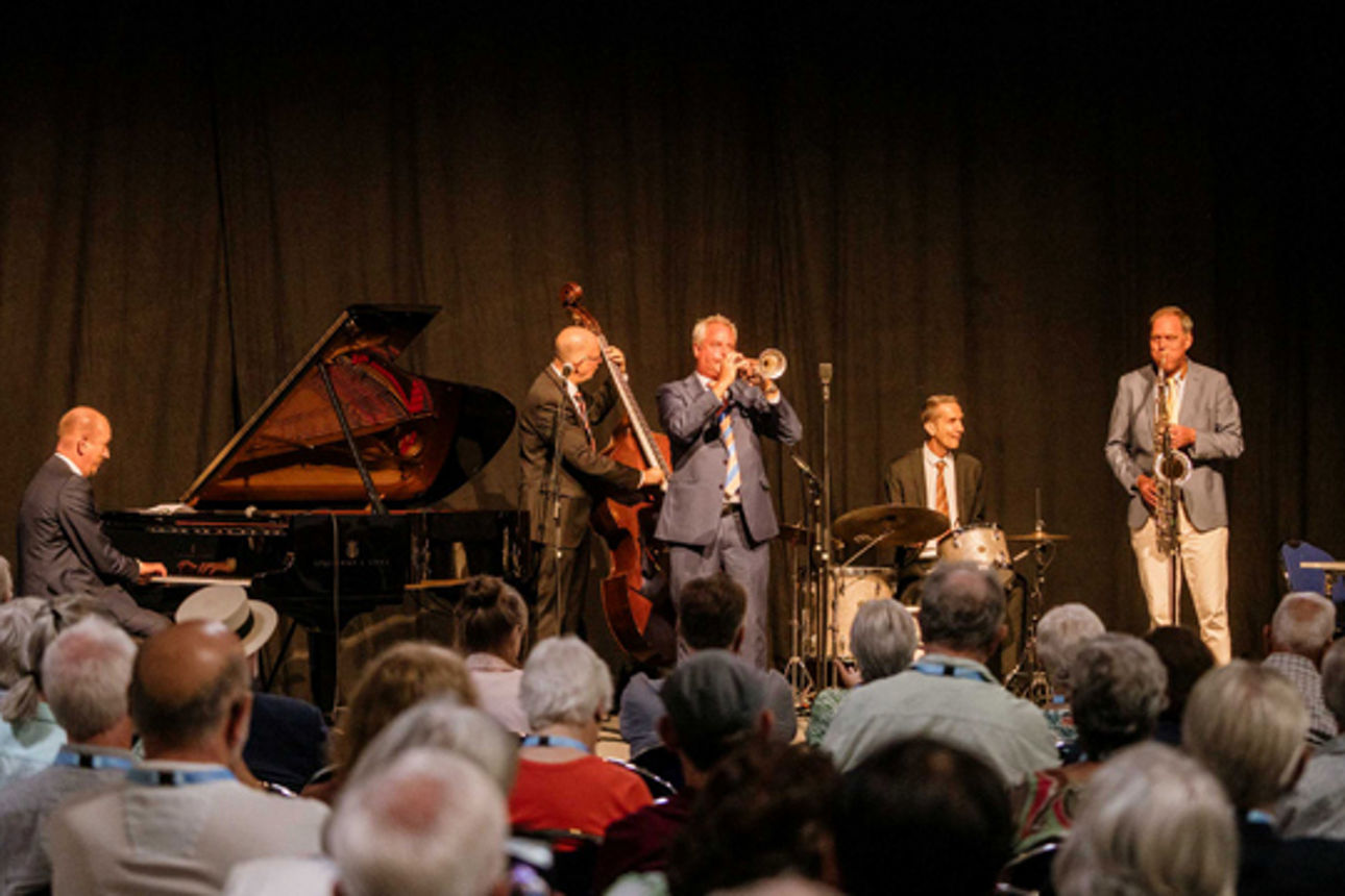 Chris Hopkins International Swing Stars