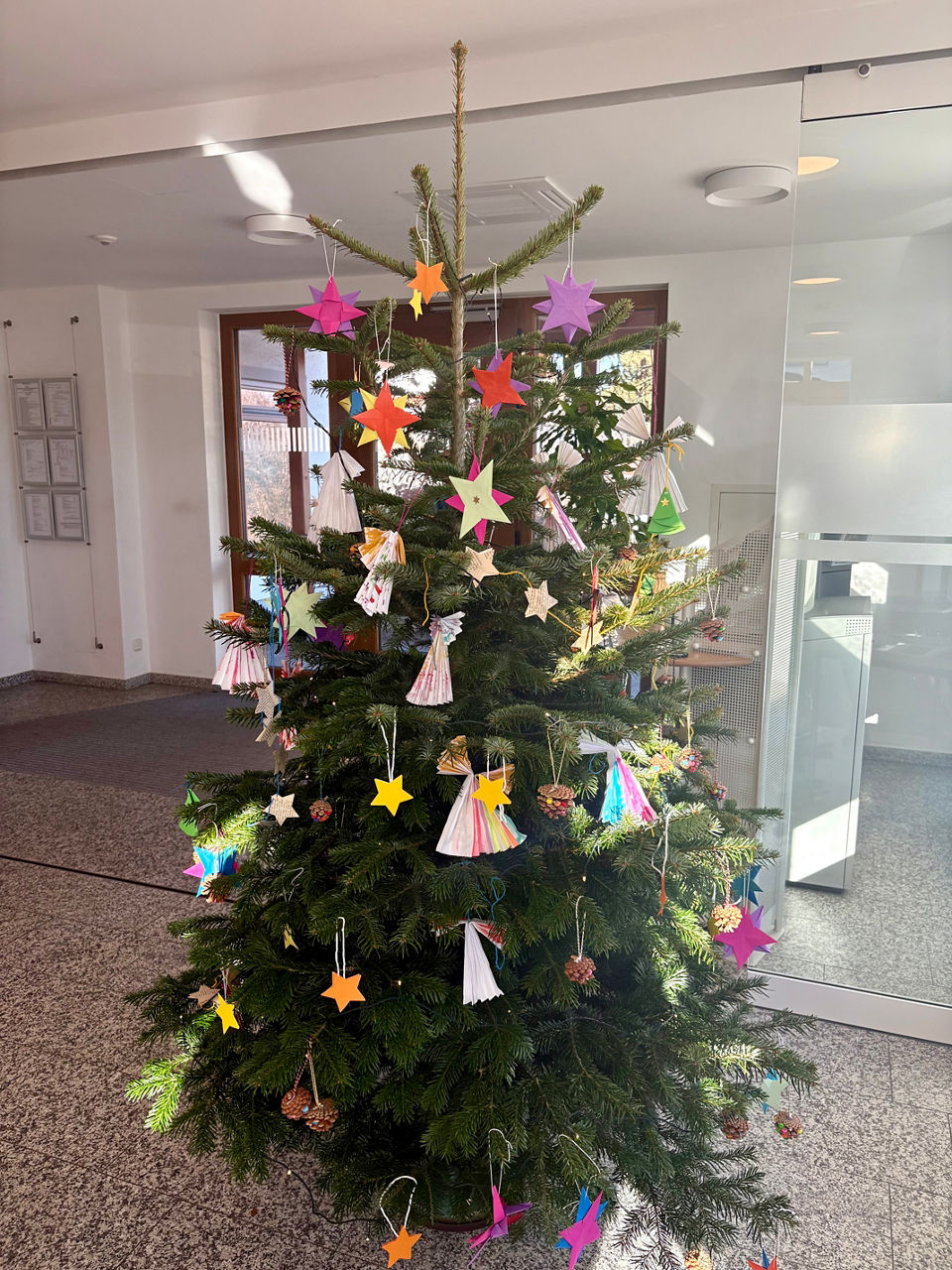 Christbaum in der Filiale.