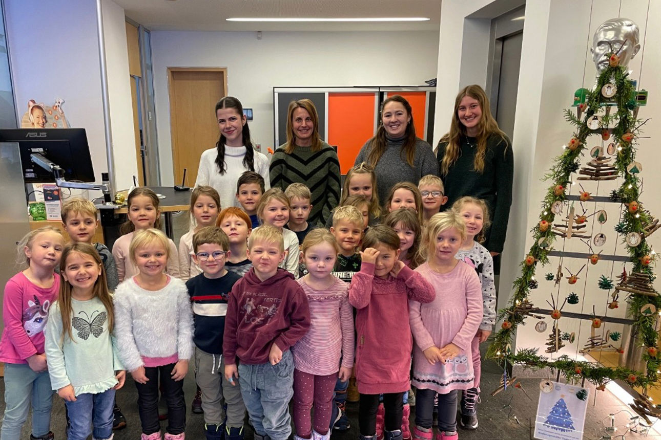 Christbaumschmücken in der Filiale Sulzbach