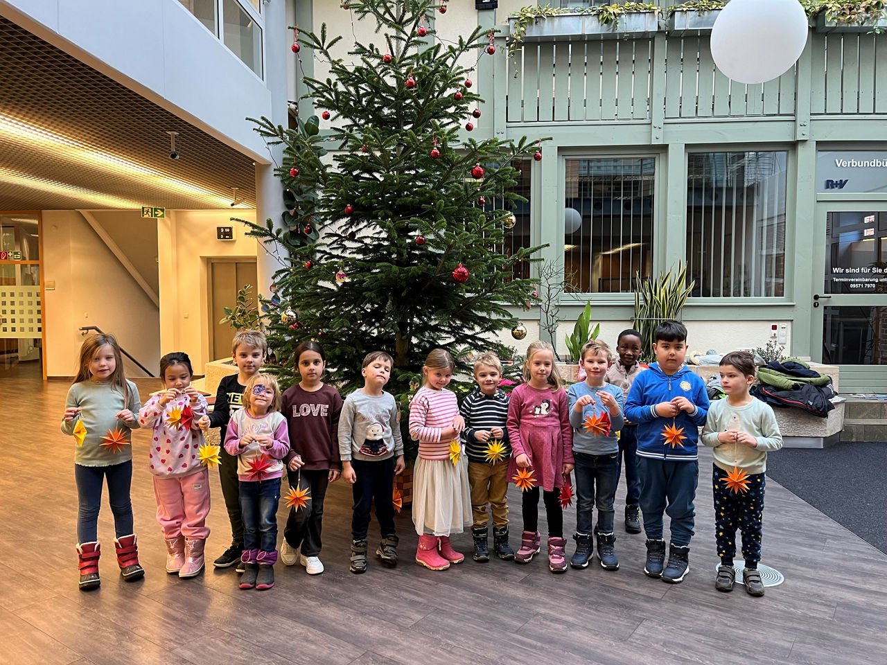Kindergartenkinder der Arche Noah beim Christbaumschmücken