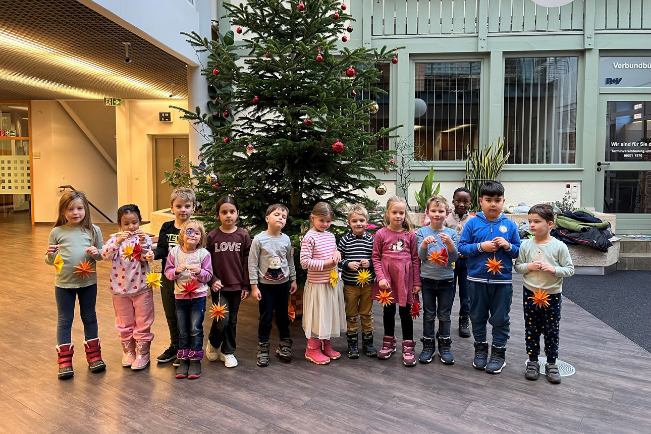 Kindergartenkinder schmücken unseren Weihnachtsbaum