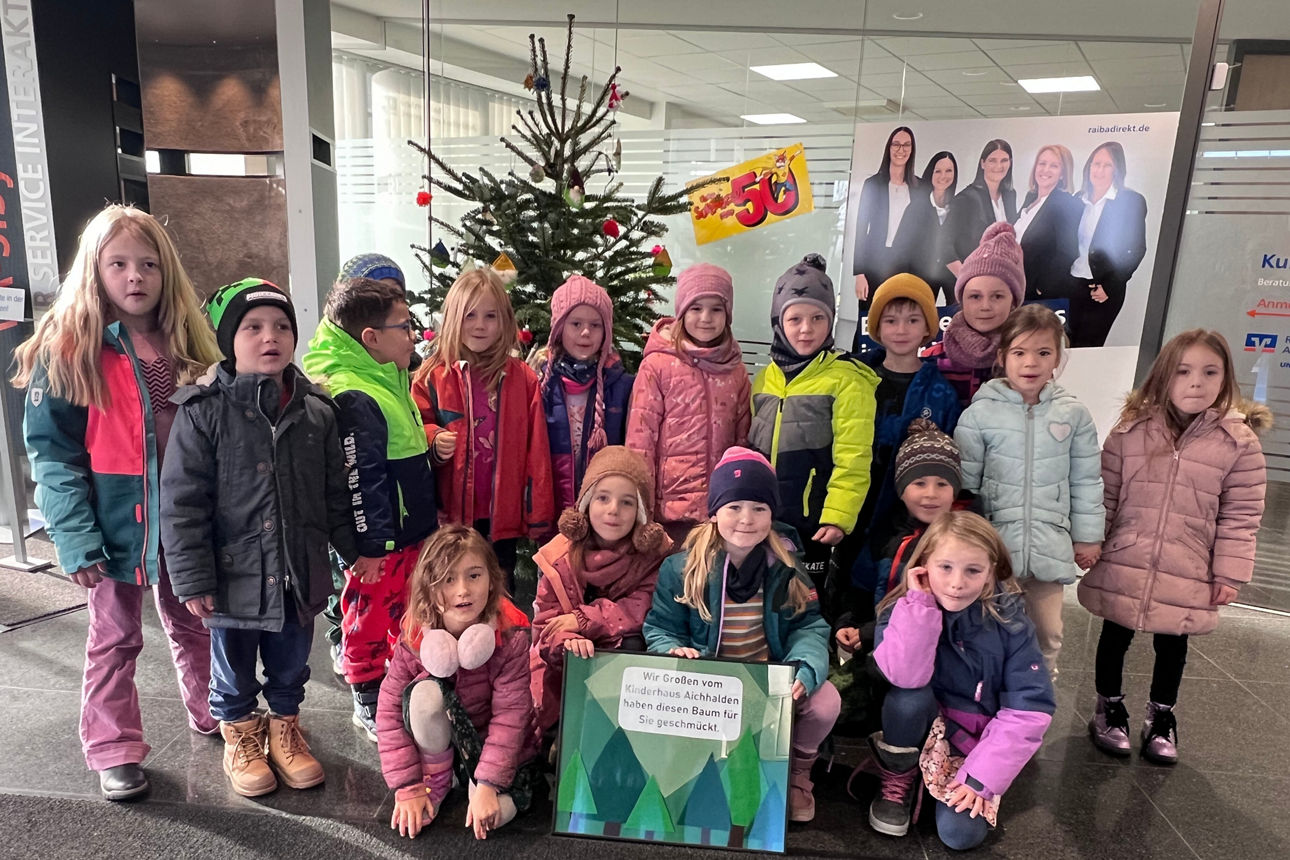 Kindergartenkinder vor dem Christbaum in Aichhalden