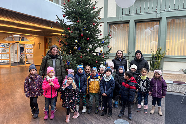 Städt. Kindergarten Regenbogen beim Christbaumschmücken