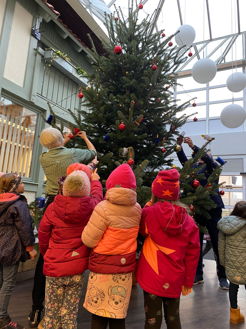 Christbaumschmücken Kinder