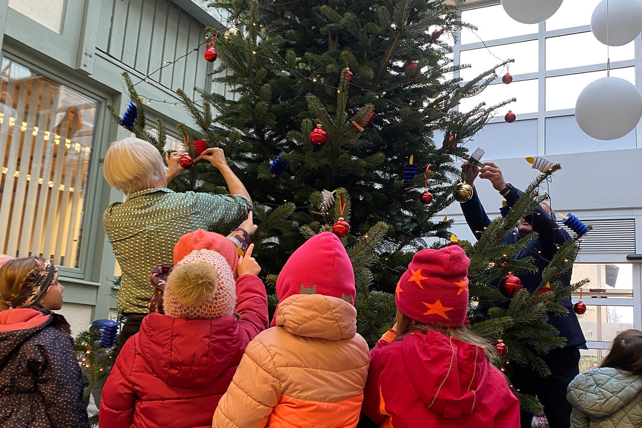 Christbaumschmücken Kinder