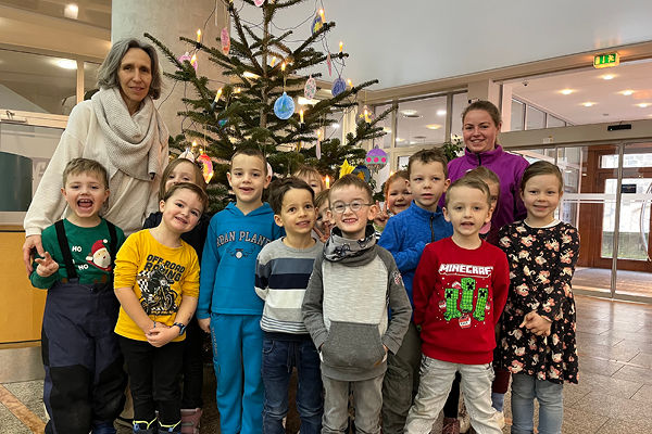 Kita Heilige Familie beim Christbaumschmücken