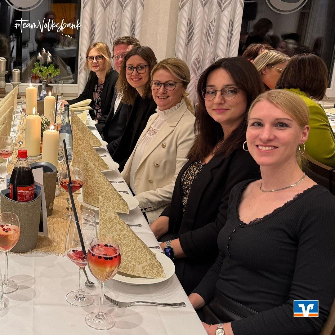 Menschen, die am Tisch sitzen, lächelnd