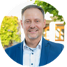Ein freundlich lächelnder Mann in einem Anzug