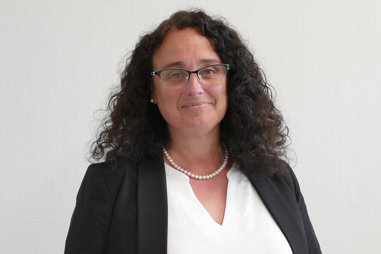 Eine Frau lächelt in die Kamera