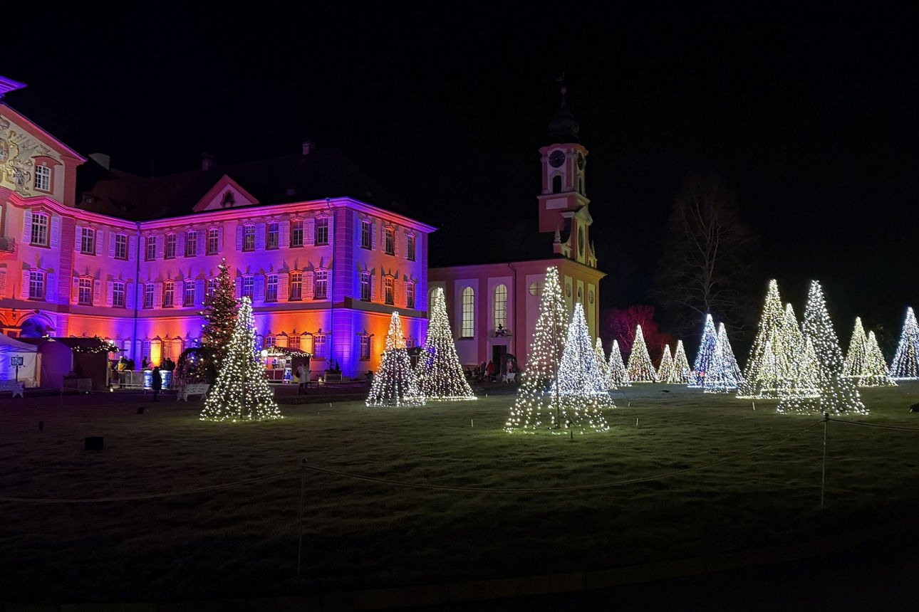 Das Schloß Mainau  mit Weihnachtsbeleuchtung