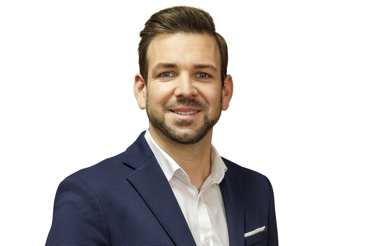 Portraitbild Herr Christoph Kaufmann, Mitarbeiter der Bopfinger Bank Sechta-Ries eG mit blauem Jacket und weißem Hemd