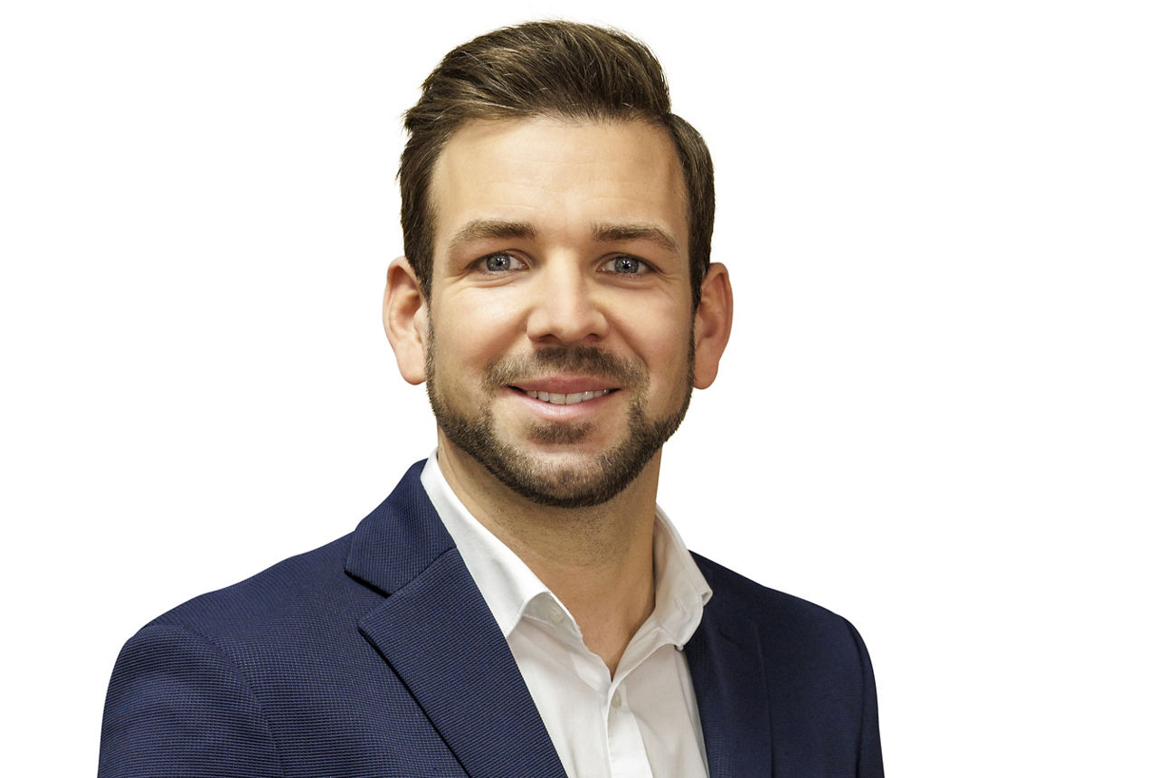 Portraitbild Herr Christoph Kaufmann, Mitarbeiter der Bopfinger Bank Sechta-Ries eG mit blauem Jacket und weißem Hemd