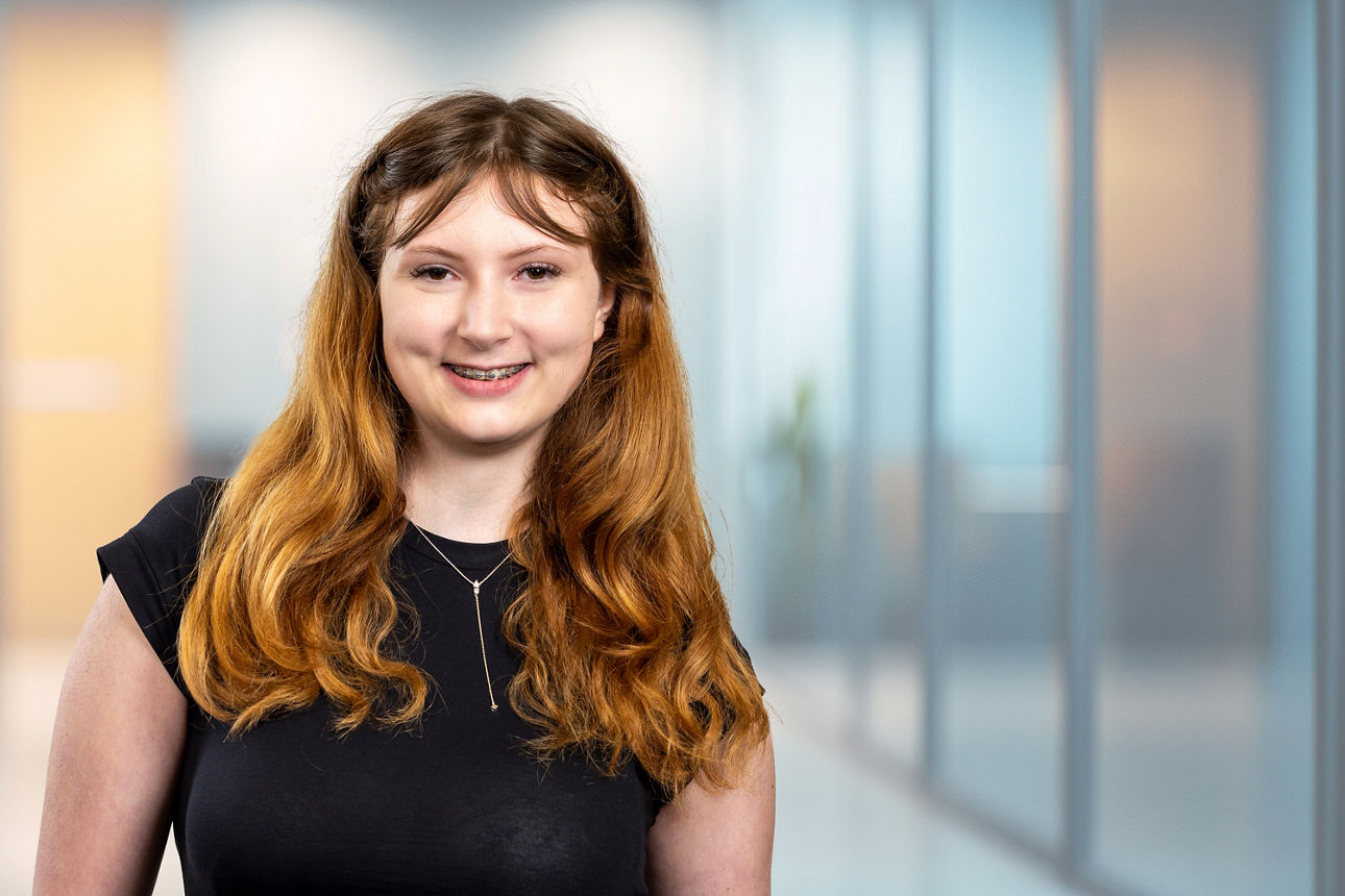 Emily Ciazynski, Auszubildende bei der Volksbank Bochum Witten eG lächelt in die Kamera