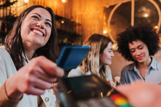 2 Frauen bezahlen im Restaurant